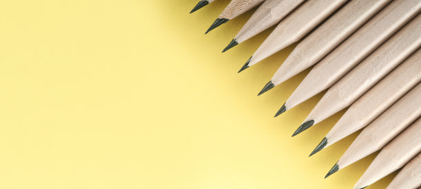 黄色背景上的铅笔横幅。教育理念与文本复制空间。把铅笔平放在柔和的办公桌上。极简近景微距摄影。图片下载