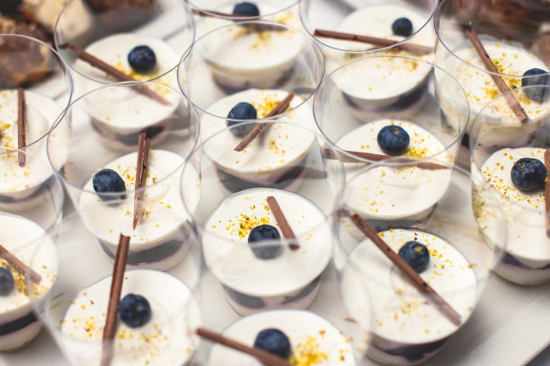 酒店在会议期间设置咖啡休息时间，配有茶和咖啡餐饮，宴会桌上装饰着各种不同的甜点、糕点和面包，配有羊角面包和饼干图片下载