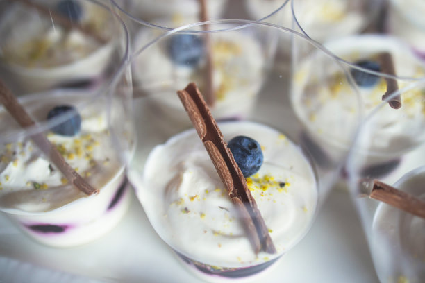 酒店在会议期间设置咖啡休息时间，配有茶和咖啡餐饮，宴会桌上装饰着各种不同的甜点、糕点和面包，配有羊角面包和饼干图片下载