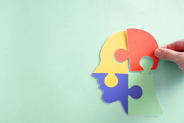 手拿拼图头形，自闭症意识，自闭症谱系障碍，世界自闭症意识日图片下载