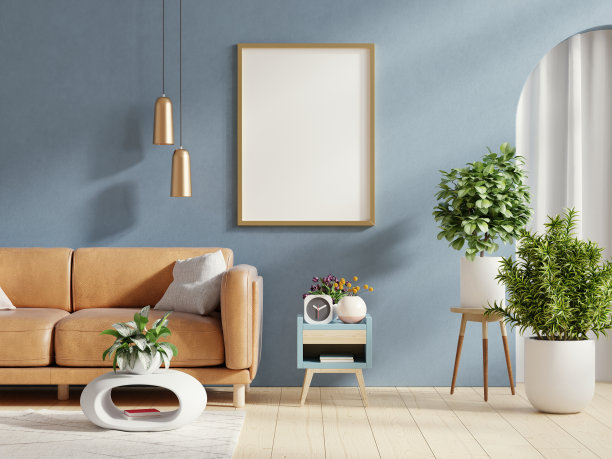 模拟海报框架在深蓝色的家庭内部与皮革沙发。图片下载