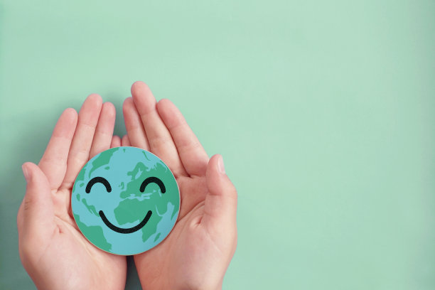 手牵地球，面带微笑，拯救地球，地球日，环境日，幸福世界，csr社会责任，可持续生活理念图片下载