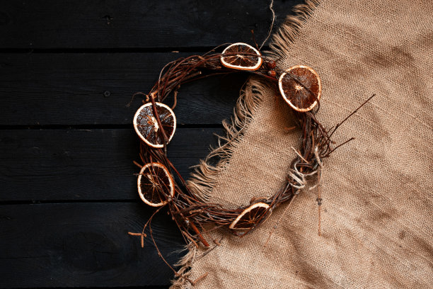 旧木桌上的新年圣诞花环，节日的装饰，藤蔓花环图片下载