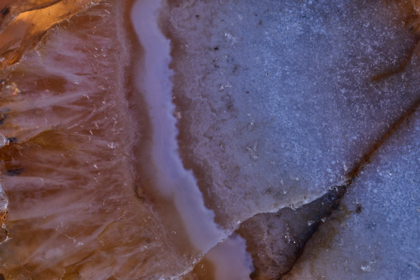 奢华的原紫色玛瑙水晶表面质地作为背景。自然图案表面，抽象设计元素的矿物石材宏观特写。图片下载