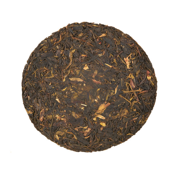 黑色干茶叶孤立在白色背景。图片下载