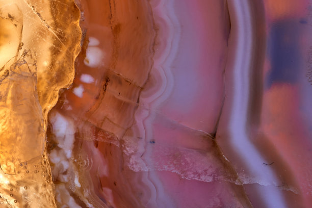 奢华的原紫色玛瑙水晶表面质地作为背景。自然图案表面，抽象设计元素的矿物石材宏观特写。图片下载