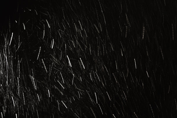 黑色背景上飘落的雪花。雪花。冬天的天气。气候。风暴图片下载