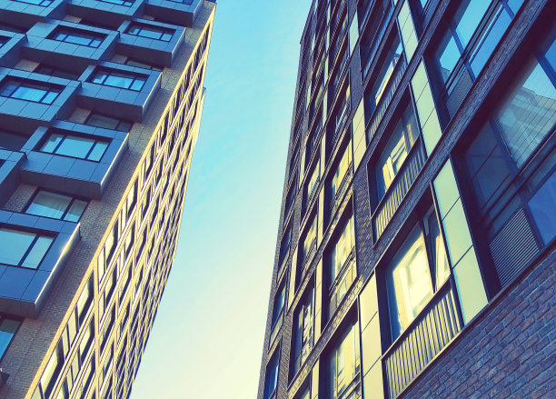 查看现代背景房地产，住宅公寓建筑与全景窗户图片下载