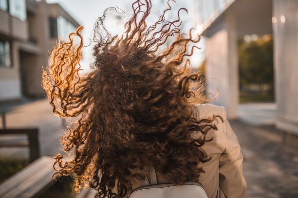一位面目全非的年轻女学生摆弄着她的卷发图片下载