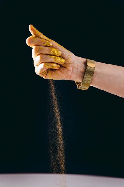 特写照片的女人的手玩金色的闪光图片下载