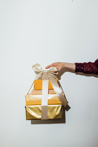 近距离拍摄的女性手拿几件圣诞礼物的照片图片下载