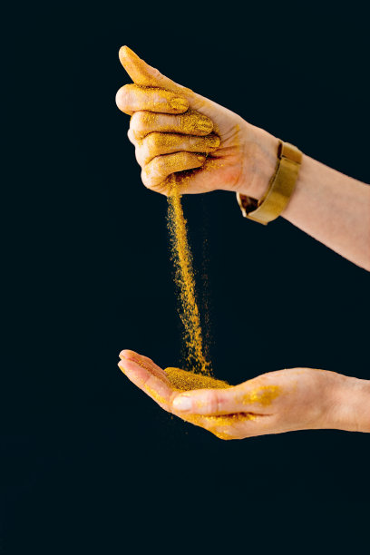 特写照片的女人的手玩金色的闪光图片下载