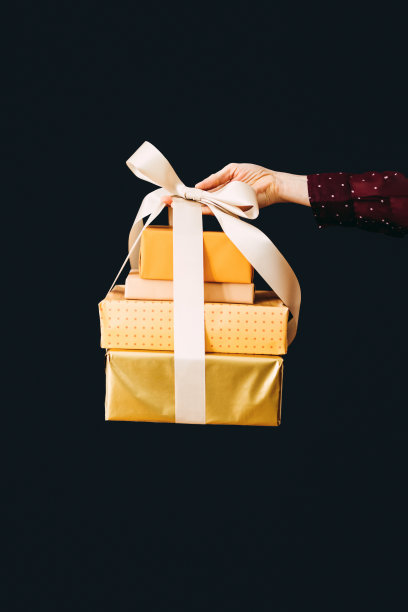 近距离拍摄的女性手拿几件圣诞礼物的照片图片下载