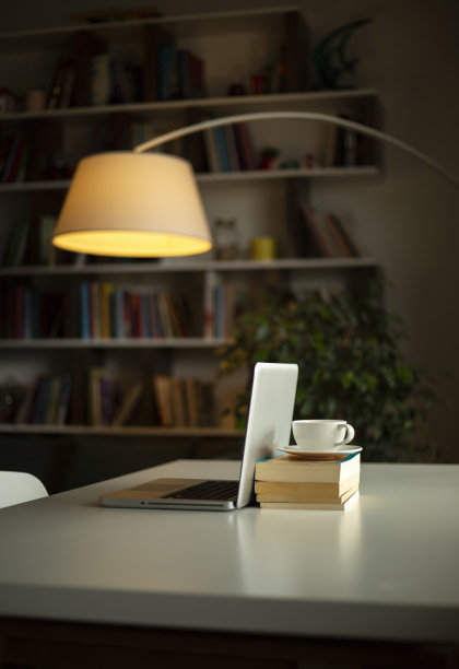 书和杯子图片下载