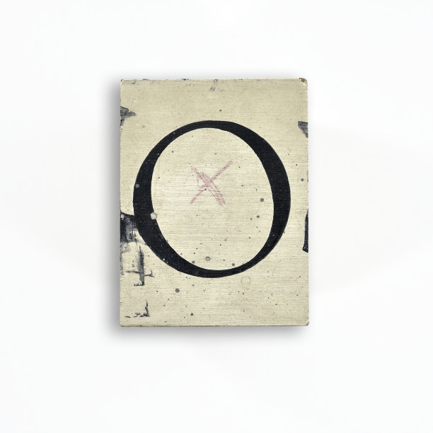 大写字母衬线在木头上涂抹在白色背景油漆，字母- O图片下载