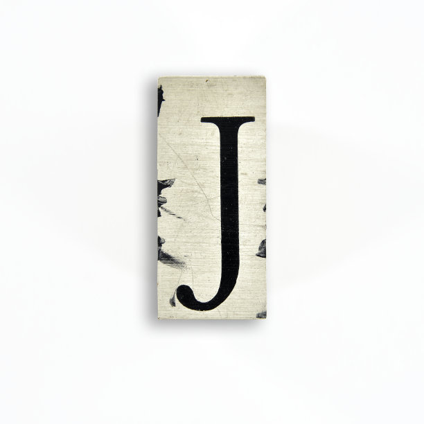 木制衬线的大写字母，在白色背景上涂上颜料，字母- J图片下载