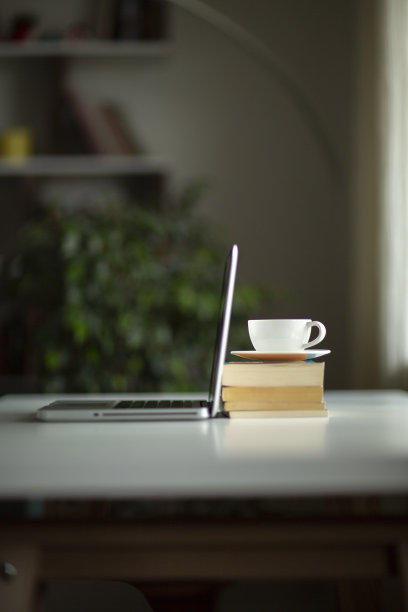 书和杯子图片下载