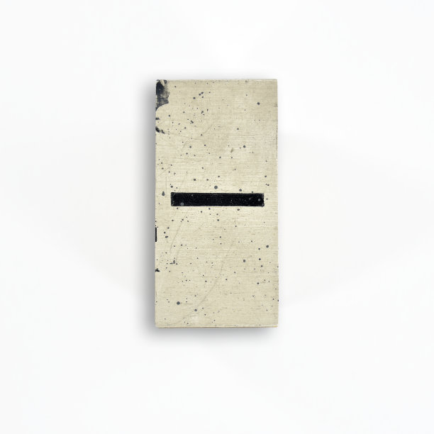 木头上的蹩脚标点符号涂上白色背景的油漆，减-减图片下载