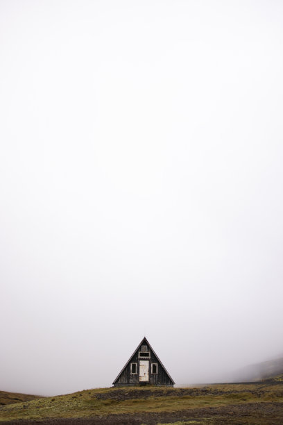 小山上的老房子被云雾包围图片下载