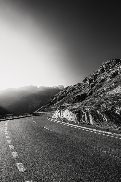 瑞士阿尔卑斯山脉的一条山路图片下载