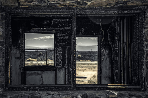 穿过毁灭，看到贫瘠的沙漠图片下载