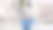 咖啡馆的桌子上放着蓝色的艺术拿铁。在杯子上放泡沫花。小勺子和盘子。合上桌上的咖啡杯。图片下载