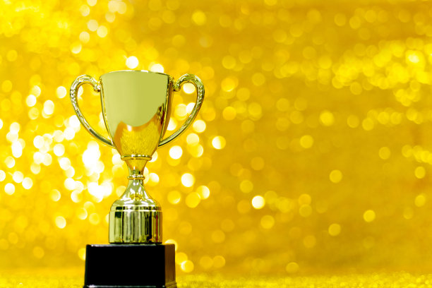 金色奖杯在闪亮的背景图片下载