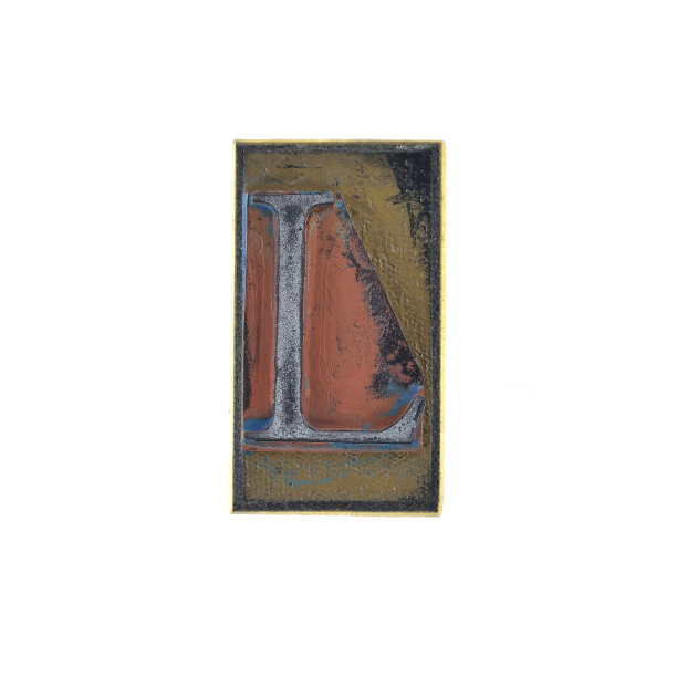 旧大写字母衬线上的复古橡胶邮票与白色背景，字母- L图片下载