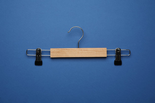 蓝色背景上的空衣架，俯视图图片下载