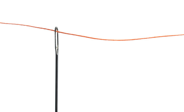 用白线隔开的红色缝衣针图片下载