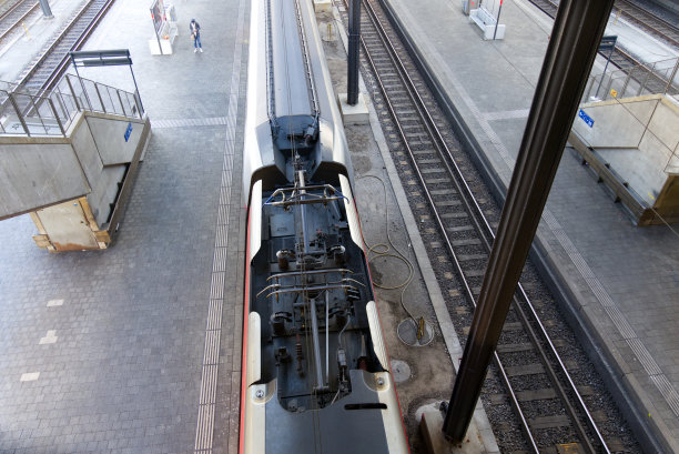 一个阳光明媚的夏日早晨，巴塞尔SBB火车站的鸟瞰图。图片下载