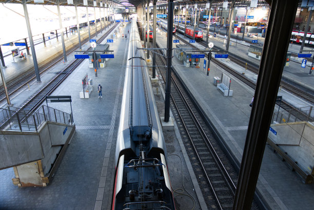 一个阳光明媚的夏日早晨，巴塞尔SBB火车站的鸟瞰图。图片下载