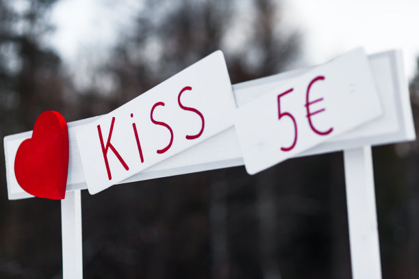 情人节用心形装饰的摊位图片下载