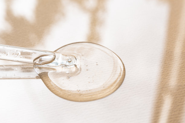 透明质酸，液体化妆品凝胶，移液管特写。护肤，滴带气泡前视。图片下载