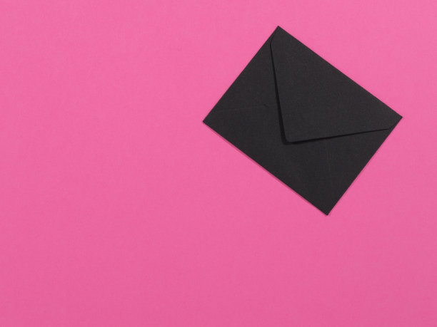 粉红色背景上的黑色字母图片下载