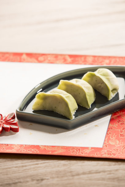 饺子，展开的书法画卷，中国结，中国新年，喜庆气氛背景图片下载