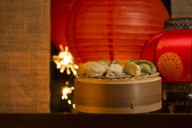 绿色的饺子蒸笼和红色的纸灯笼，喜庆的中国新年图片下载
