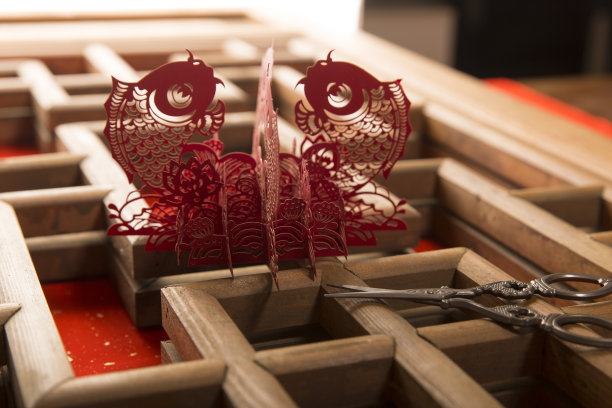 中国立体剪纸和古窗格，喜庆中国新年图片下载