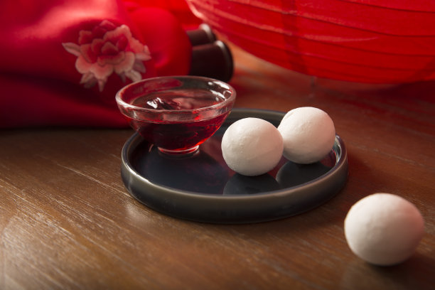 汤圆、罗申花茶和红纸灯笼，喜庆的中国元宵节图片下载