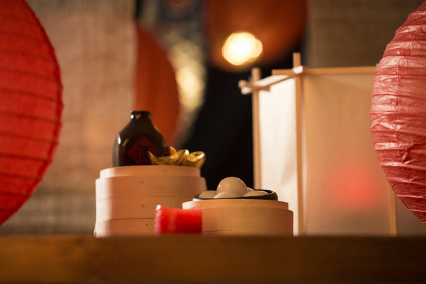 汤圆，中国黄酒，古色古香的中国餐厅，中国元宵节，节日气氛的背景图片下载