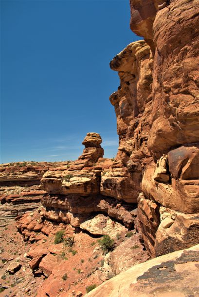 阳光下犹他州沙漠岩石的垂直照片图片下载