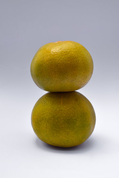 两堆新鲜的柑橘类水果孤立在白色的背景上图片下载