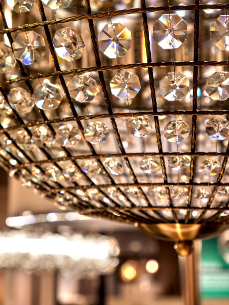 垂直拍摄的金色吊灯与闪亮的水晶图片下载