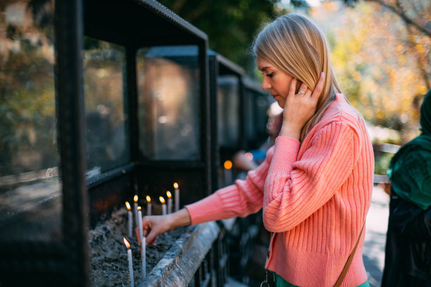 拿着教堂蜡烛祈祷的女人图片下载