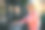 拿着教堂蜡烛祈祷的女人图片下载