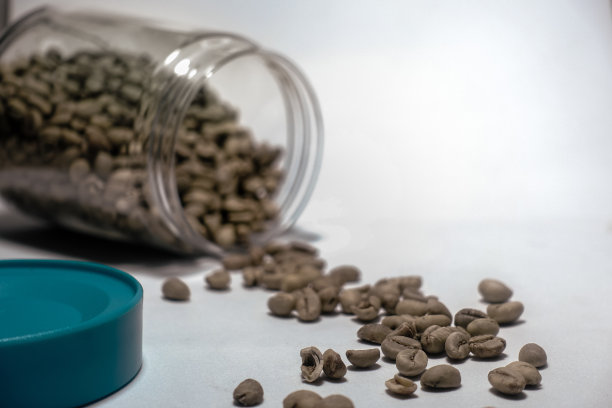 把咖啡豆从罐子里洒了出来。图片下载