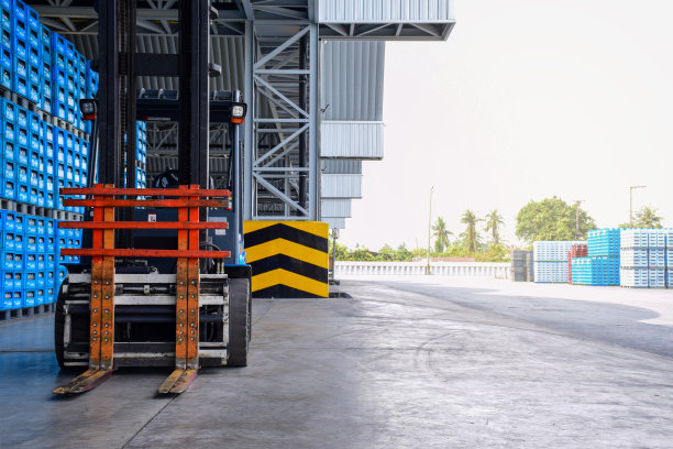 停在仓库里的叉车。图片下载