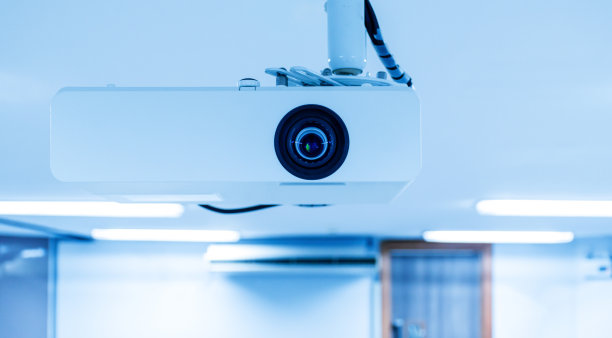 闭路多媒体投影仪安装在天花板上图片下载