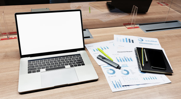 白色屏幕显示笔记本电脑和文书桌上的会议室图片下载