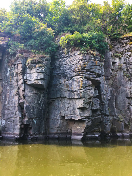 巴科塔陡峭的悬崖和绿水图片下载